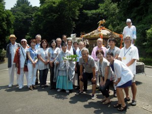 毎年、小坪須賀神社祭礼では神輿が住宅内をまわります。理事会役員は神輿の御接待を行います。